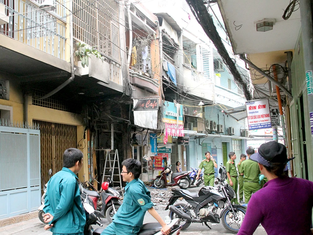 Vụ cháy ở đường Lê Văn Sỹ: Căng mắt tìm manh mối ảnh 1